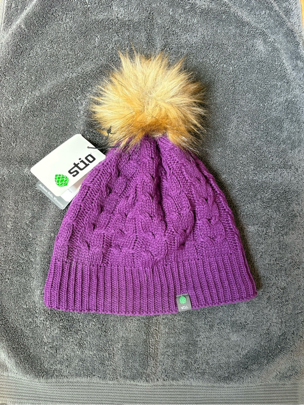STIO Women’s Cable Knit Pom Hat -NWT